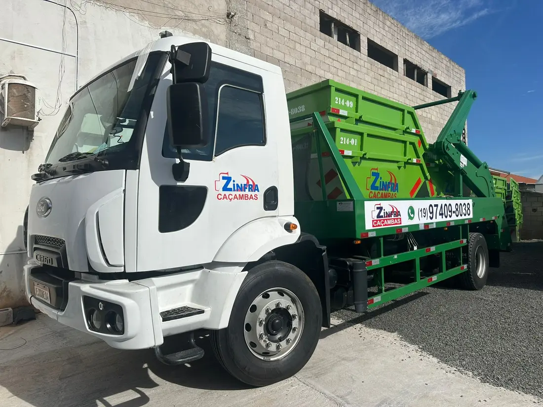 Caminhão da Zinfra para entrega e retirada de caçamba em Campinas
